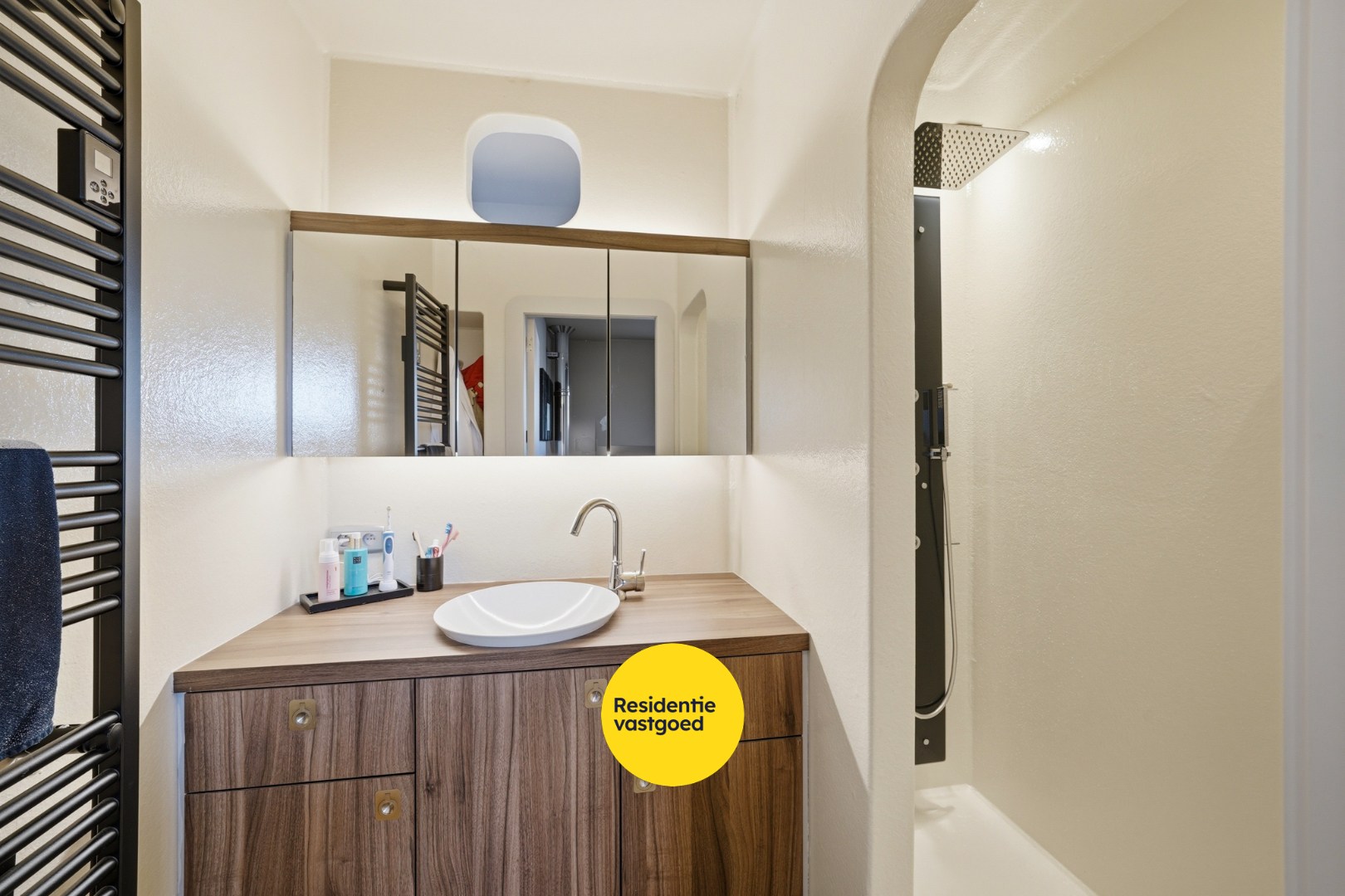 Unieke woonboot met B&amp;B en vergunde ligplaats in Plassendale 