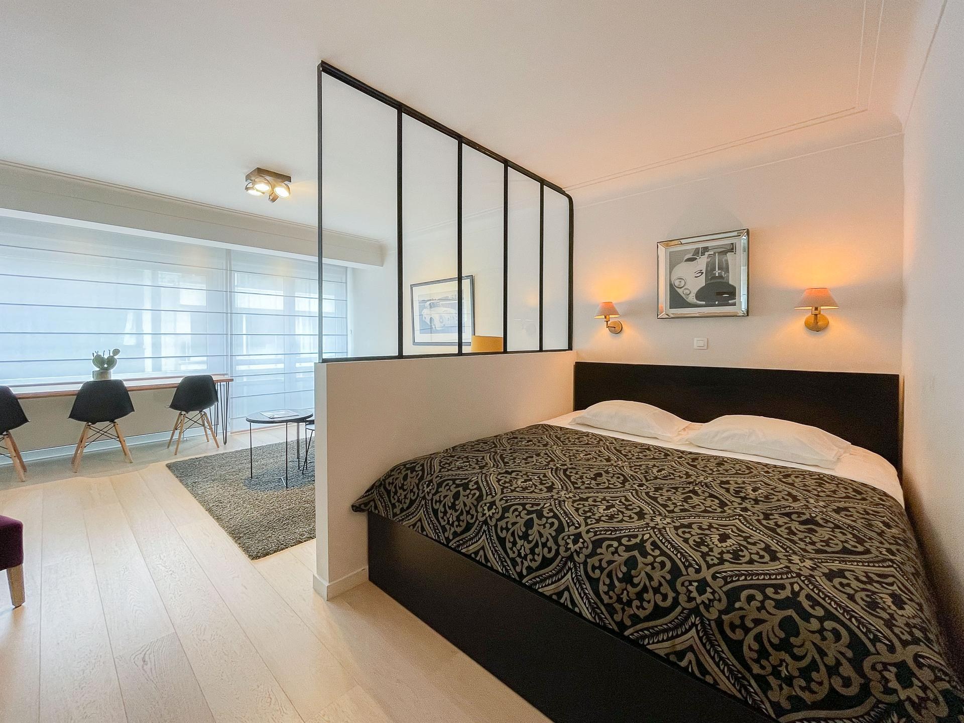 Gerenoveerde designstudio met slaaphoek centraal gelegen op de Kustlaan 