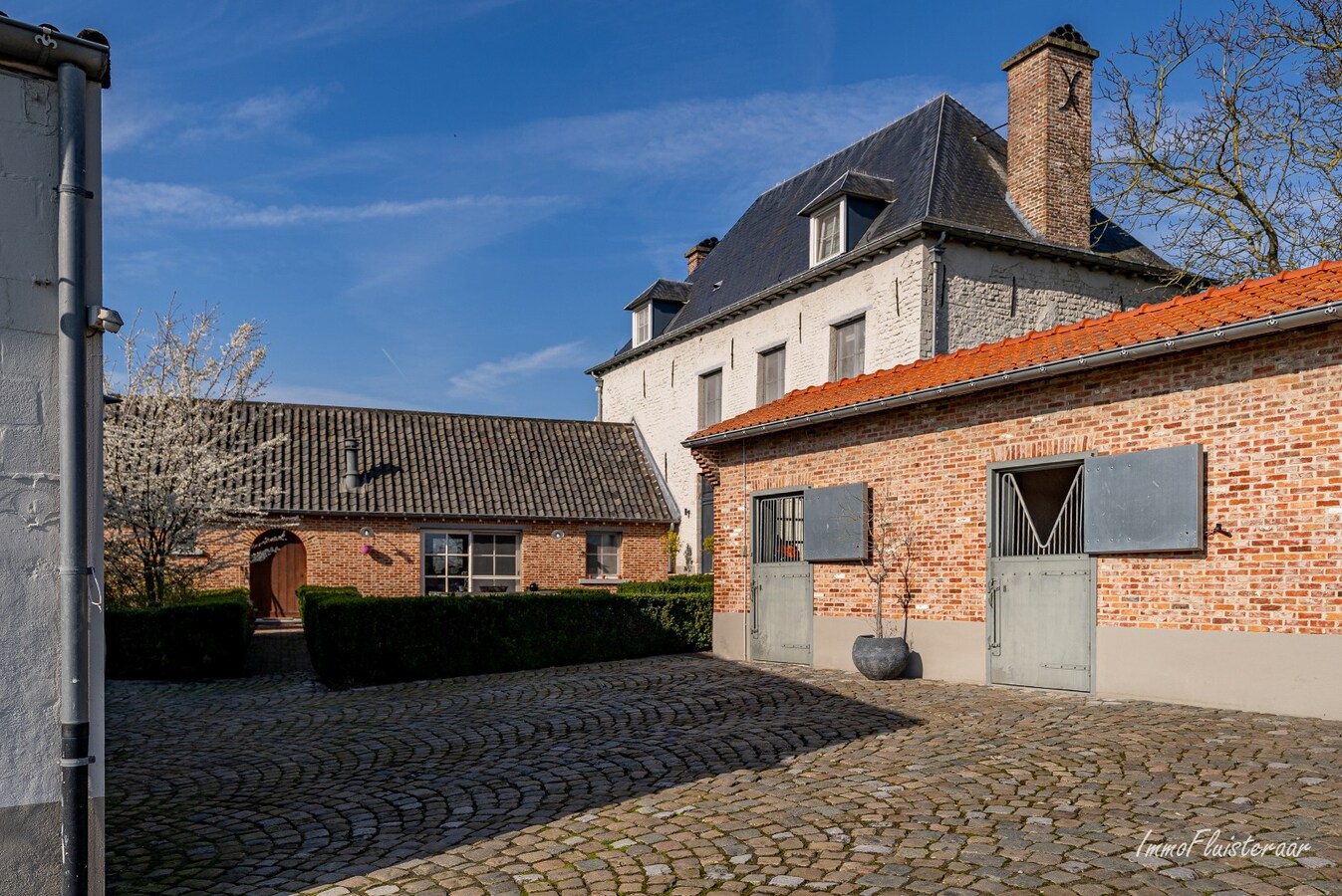 Uitzonderlijke woning met paardenaccommodatie, binnen- en buitenpiste op ca. 9,4 ha te Haacht 