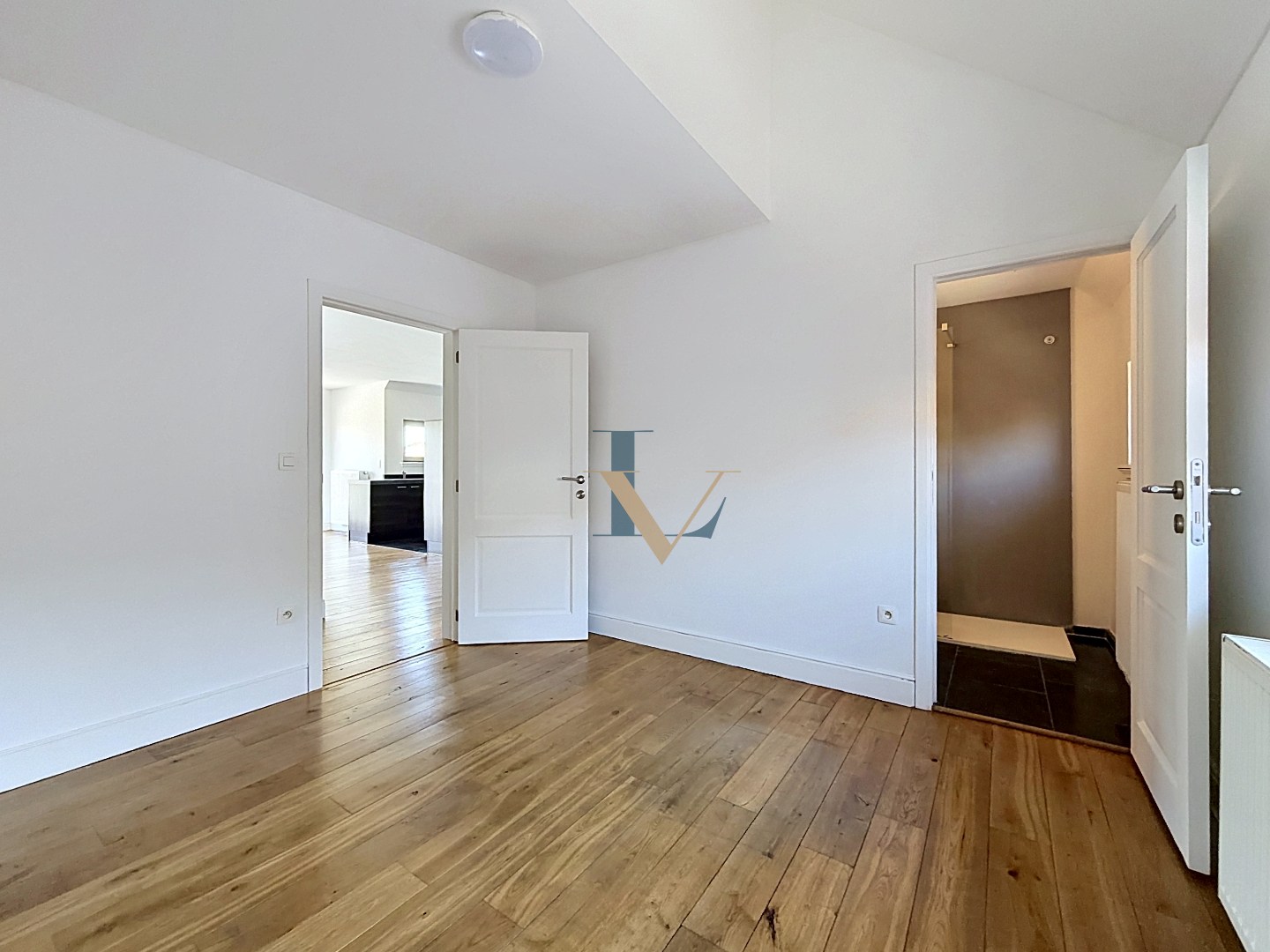 Instapklaar duplex appartement met 2 slpk. en 2 bdks. en mooi terras. 