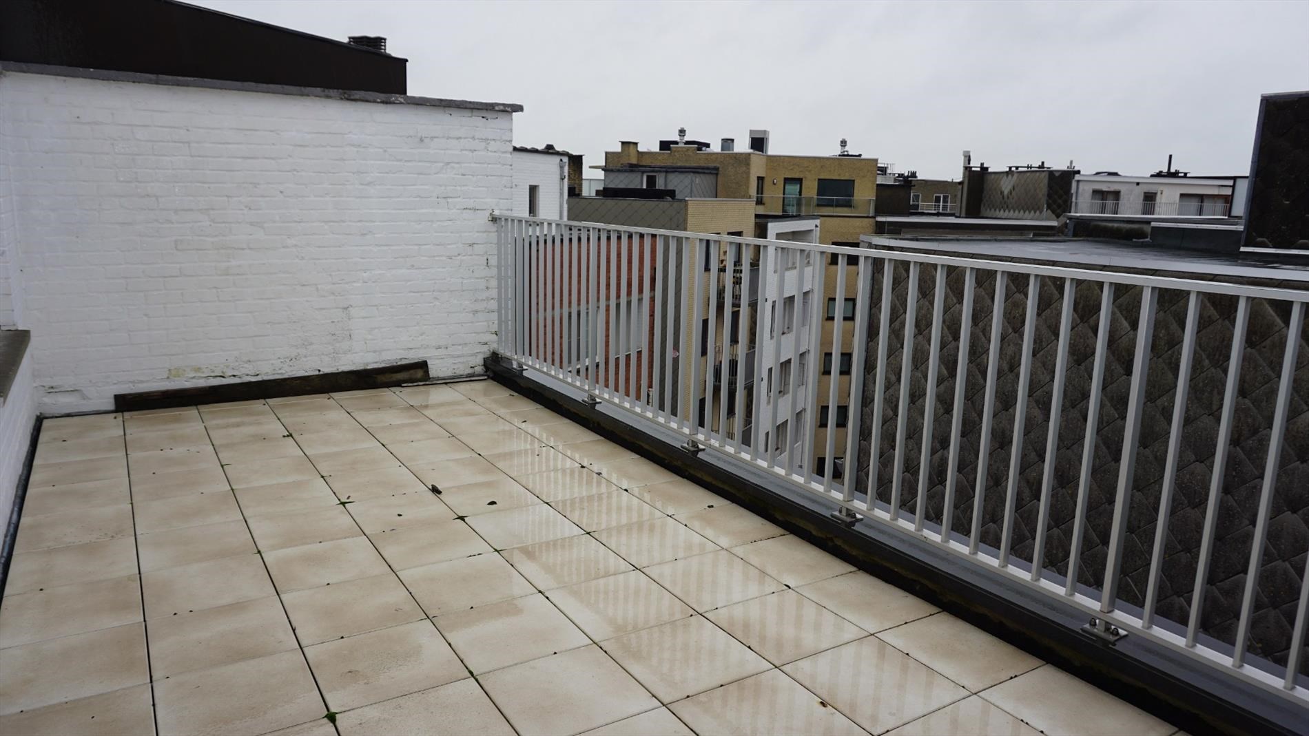 MODERN GEMEUBELD APPARTEMENT 1 SLPK. MET PRACHTIGE TERRASSEN 