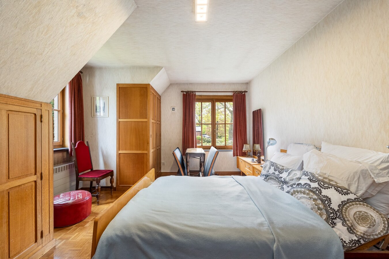 Villa met praktijkruimte en dubbele garage op riant perceel van 2.010 m² te Schoten 