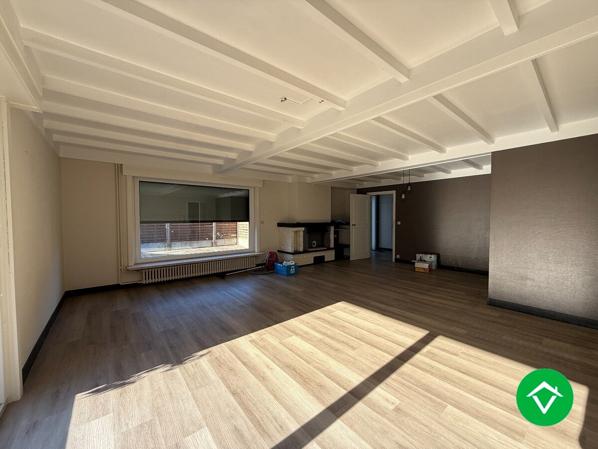 Gelijkvloerse woning met 3 slaapkamers, dubbele garage en tuin 