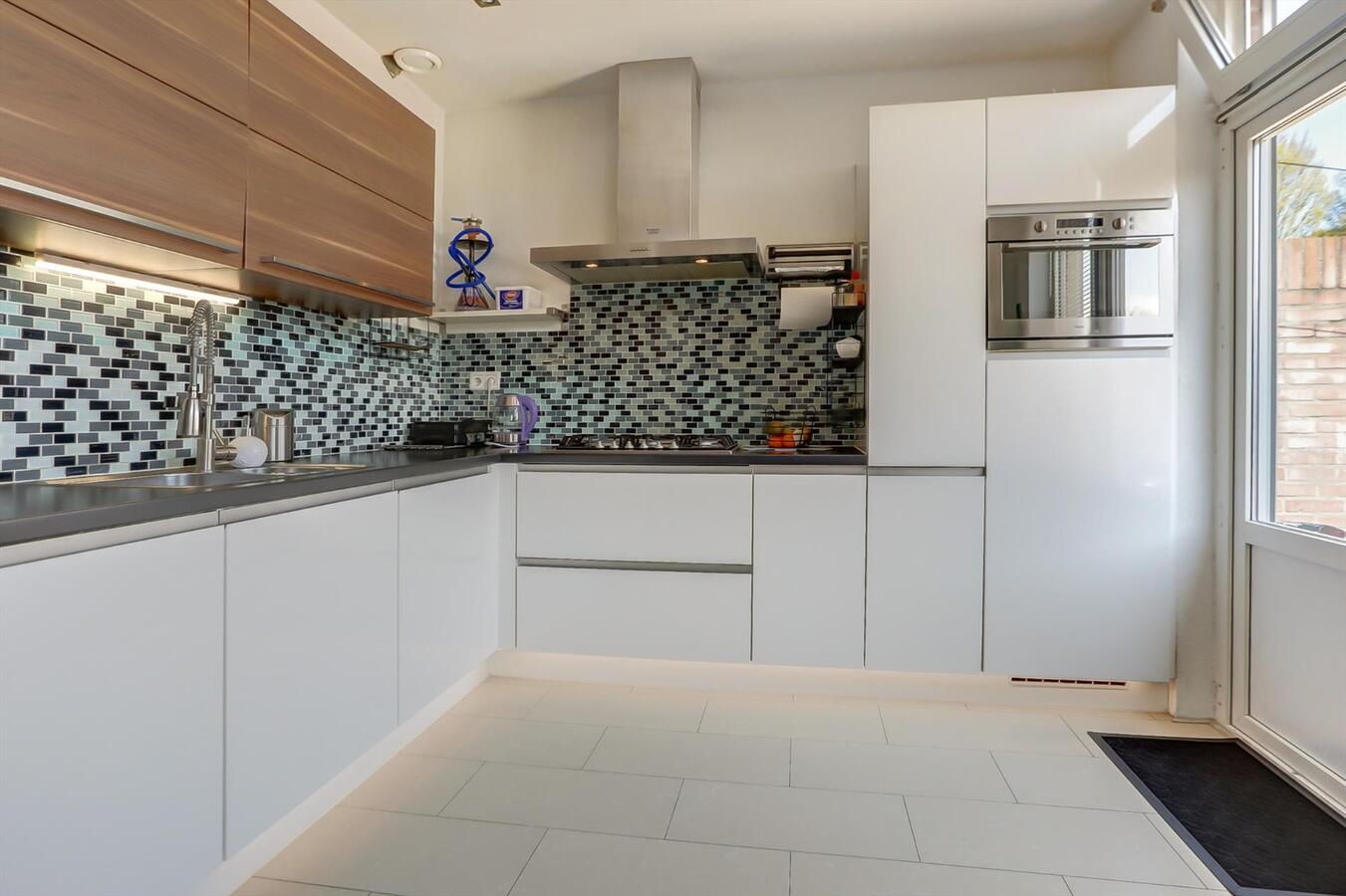 Tussenwoning met 4 slaapkamers en ruime garage van 6 x 5 m! 