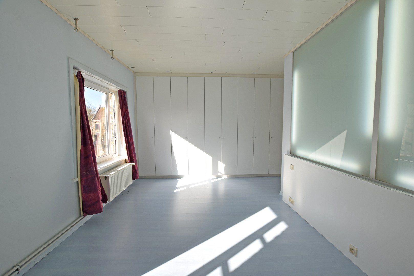 Uniek hoekpand met handelsruimte en woonst te Beerst (Diksmuide) op 470 m². 