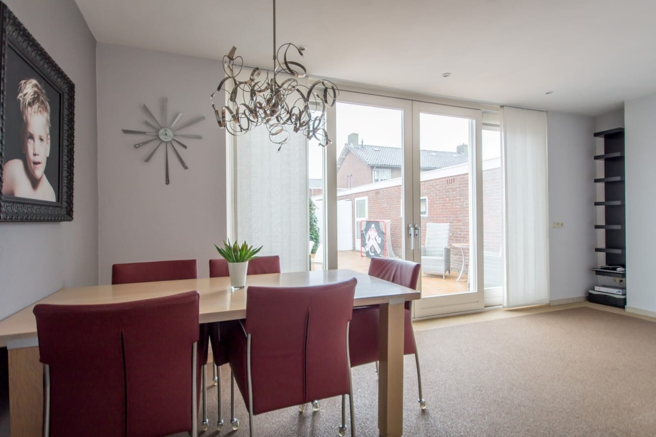 Sfeervolle en gunstig gesitueerde tweekapper met garage, berging en vrije achterom gelegen op 221 M². Deze woning ligt op loopafstand van het centrum van Hilvarenbeek. 