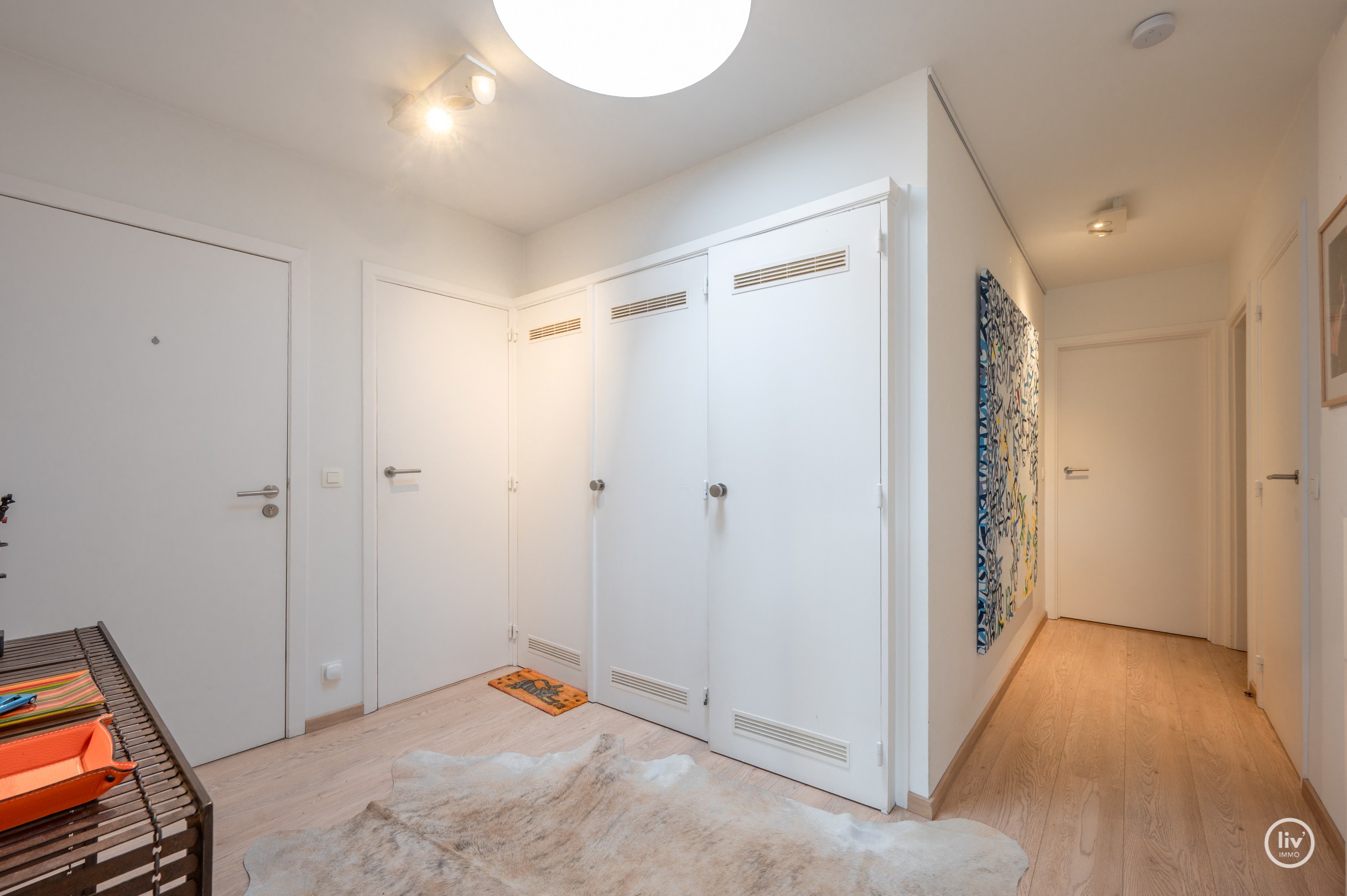 Lichtrijk dakappartement op wandelafstand van de zeedijk-Albertstrand met mogelijkheid tot aankoop van een inpandige garagebox (gelijkvloers). 