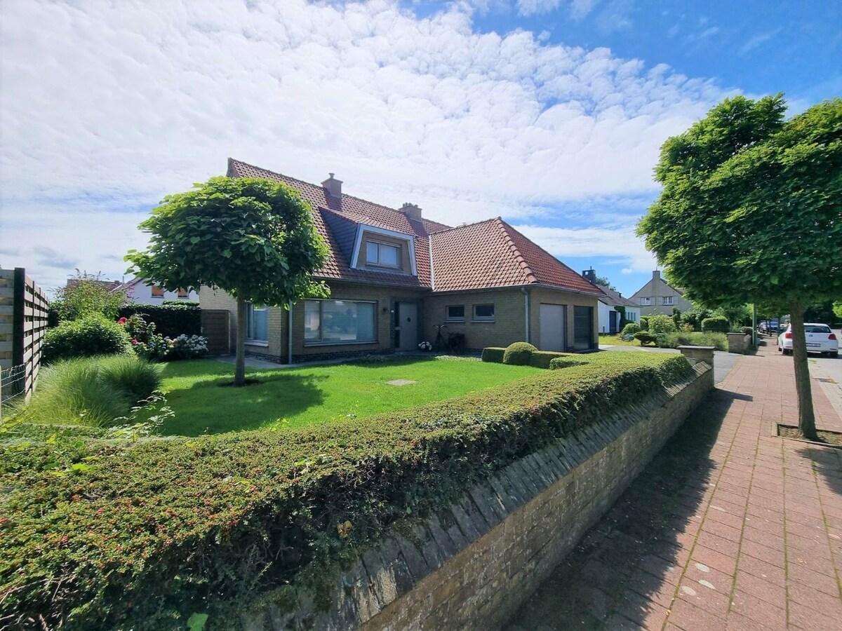 Ruime woning gelegen in een zeer rustige, residentiële woonwijk te Knokke-Heist 