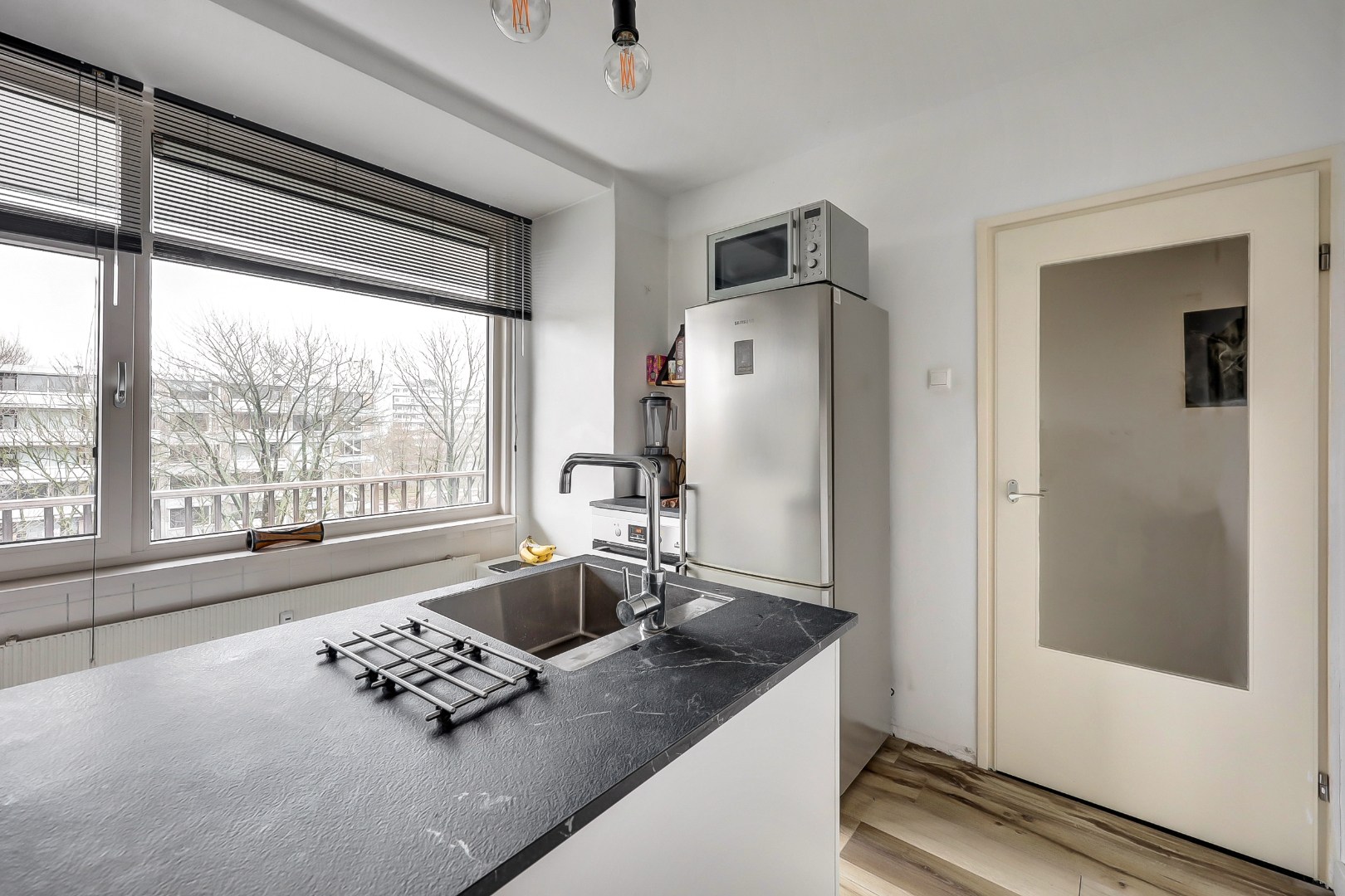 Instapklaar 2-kamer appartement op de 6e verdieping met moderne keuken en badkamer, balkon, berging in de onderbouw en gelegen op eigen grond. 
