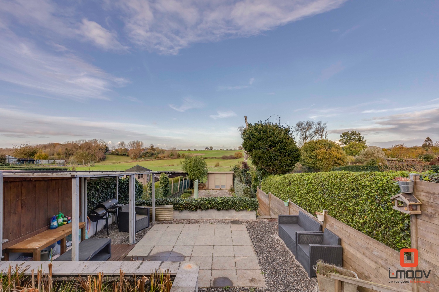 Landelijk gelegen woning met veel potentieel. 