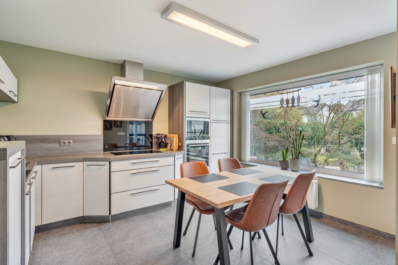 Zeer goed onderhouden en praktisch ingedeelde gezinswoning met 4 slaapkamers en prachtige tuin. 