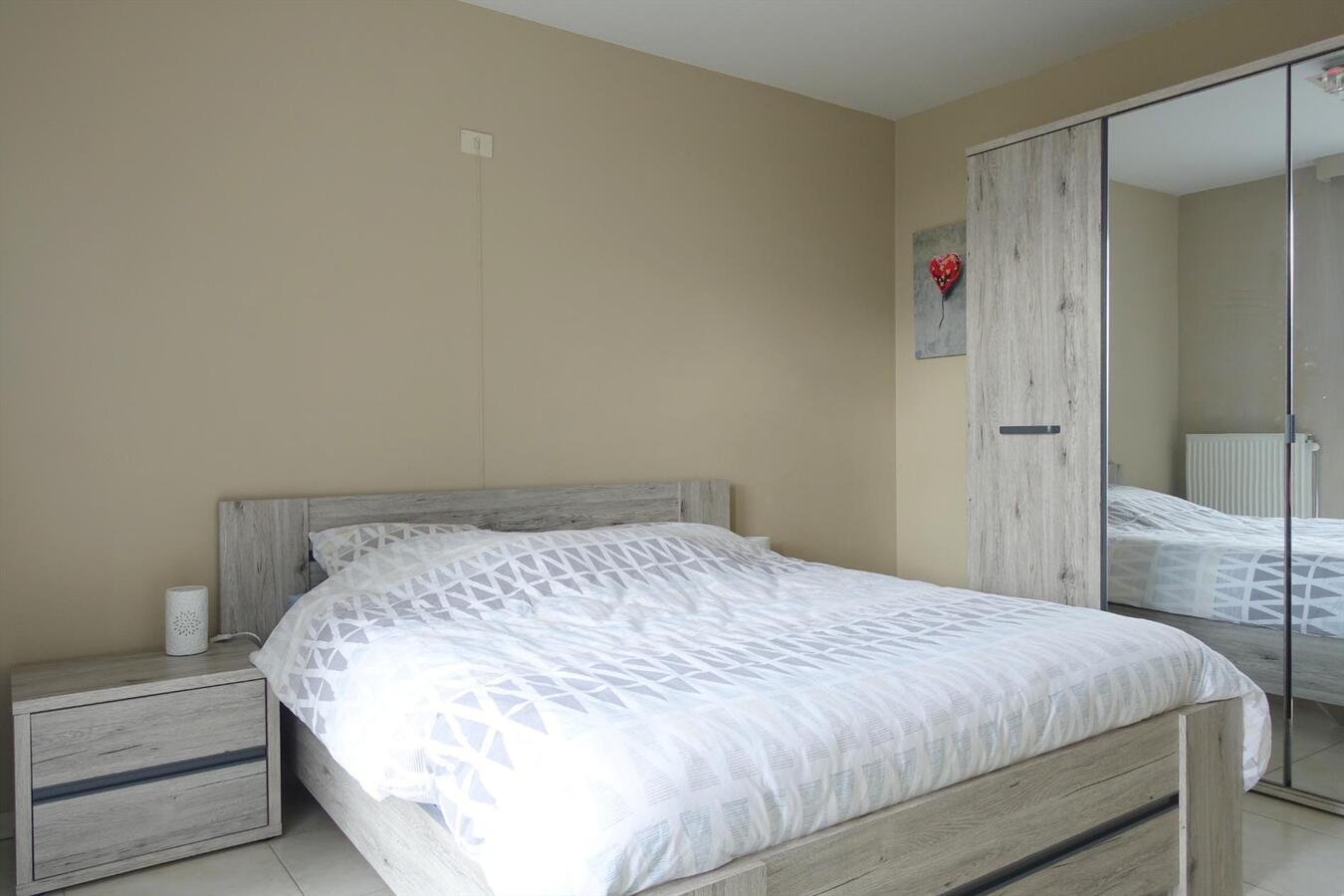 Lichtrijk appartement met groot terras en garagebox 