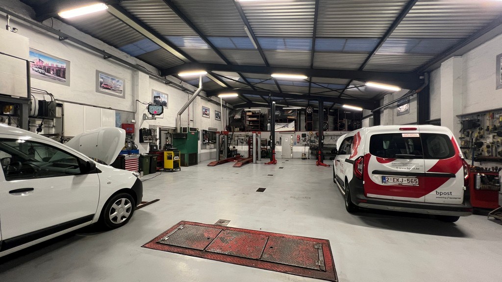 Showroom met werkplaats en appartement te koop in Wondelgem