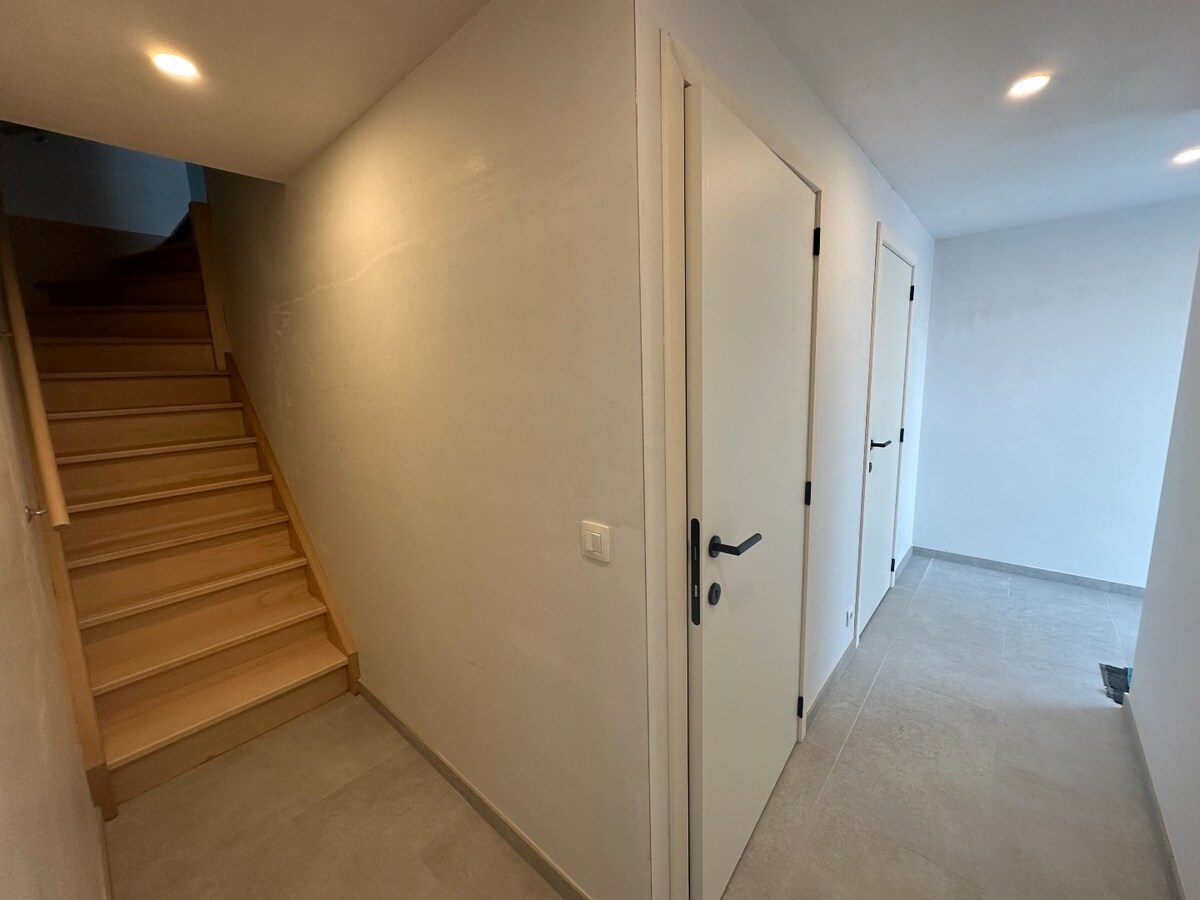 Uitstekend gelegen, halfopen woning met twee slaapkamers 