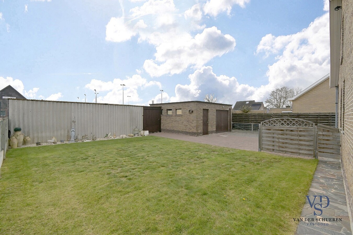 Gelijkvloerse woonst, in een residentiële wijk. 