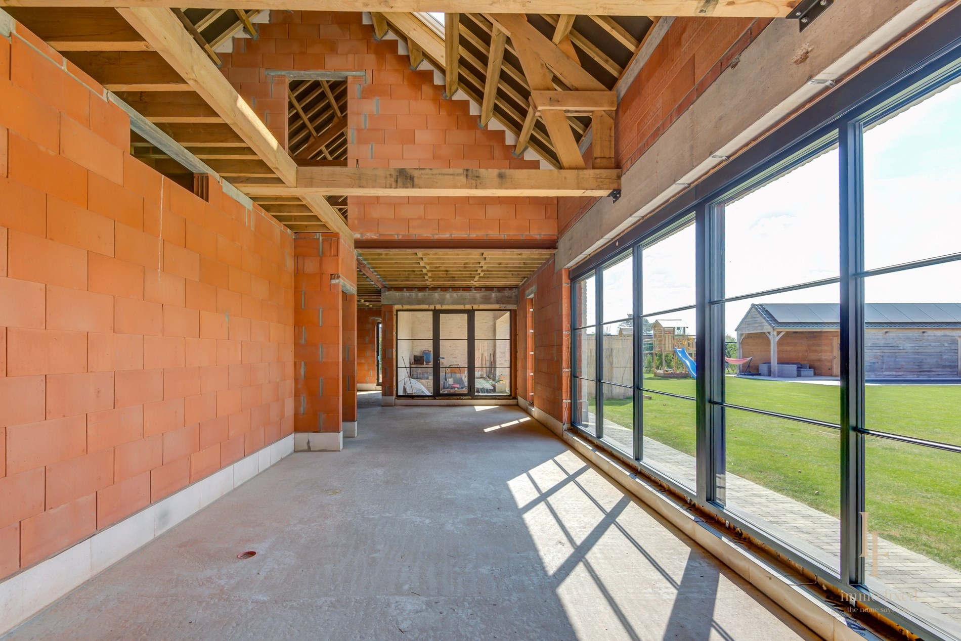 Een langgevelhoeve met bijgebouw! 