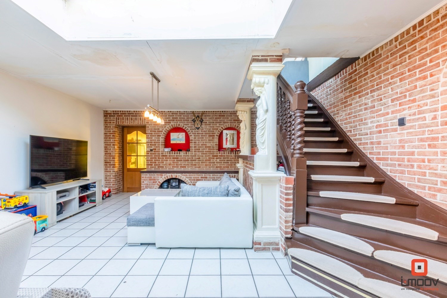 Te renoveren eengezinswoning met voldoende parkeermogelijkheden. 