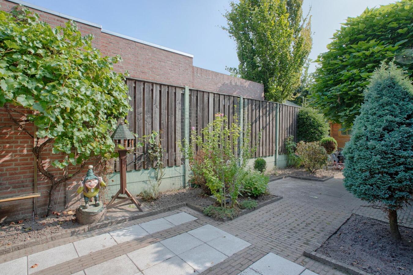 Halfvrijstaande woning met garage/carport gelegen op 275 m2 aan de Prs. Marijkestraat 7 te Bergeijk. 