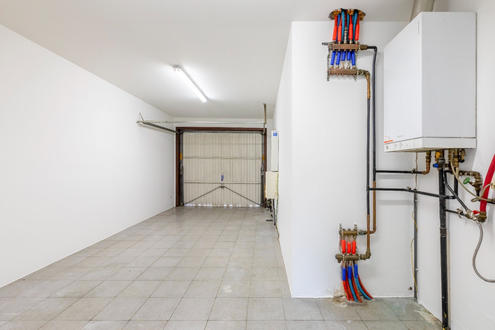 Gunstig gelegen instapklare woning in rij met garage en toffe tuin 