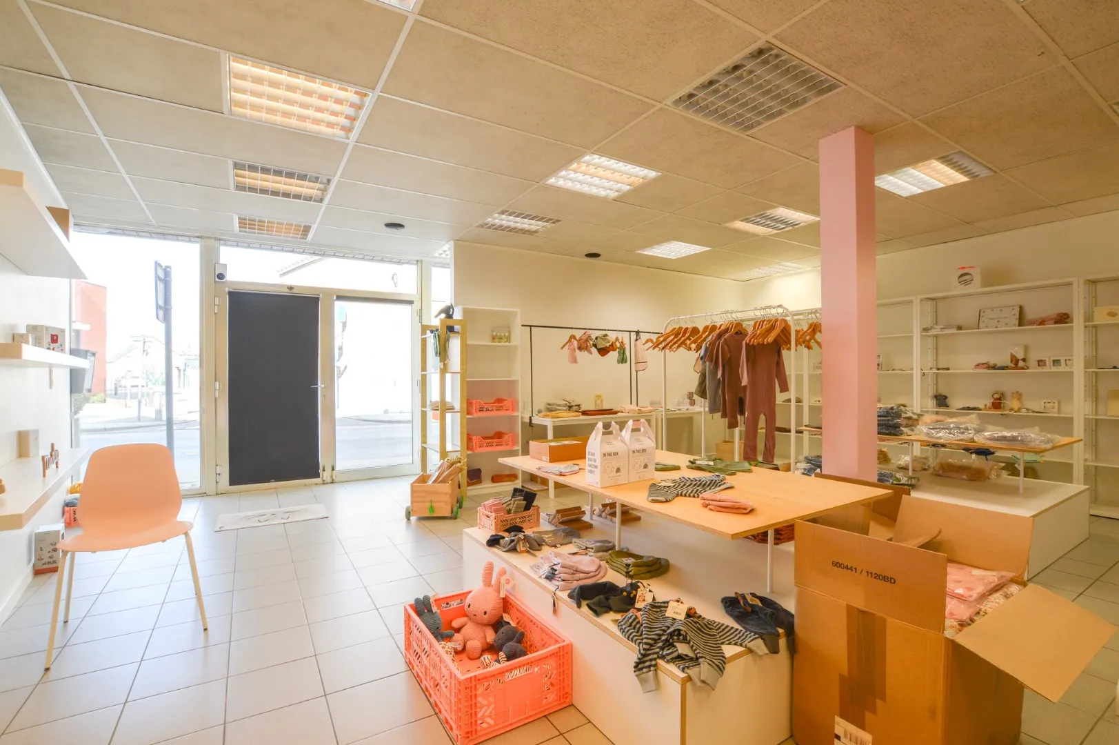 Handelsgelijkvloers (86 m²)  in het centrum van Eernegem