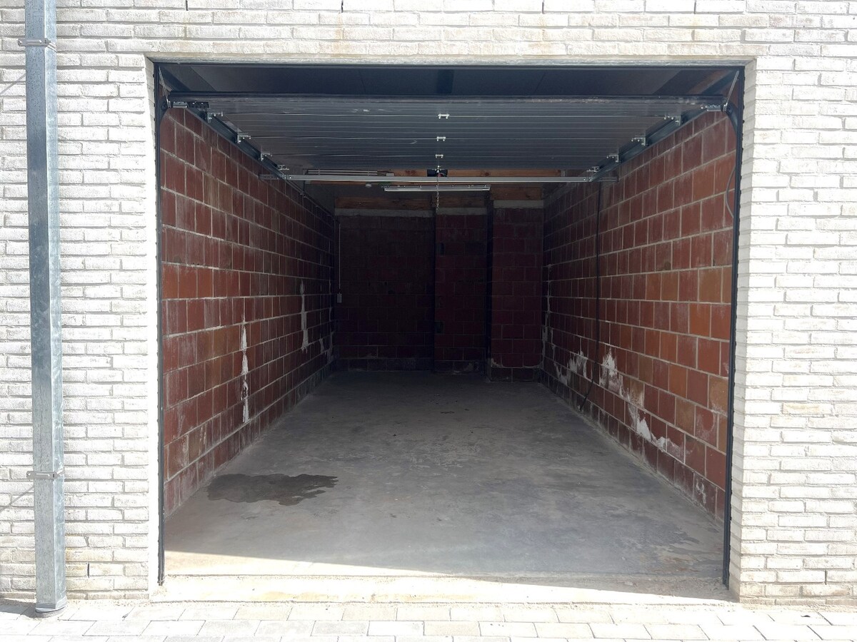 Residentie Chapeau: Ruime garagebox met automatische poort 