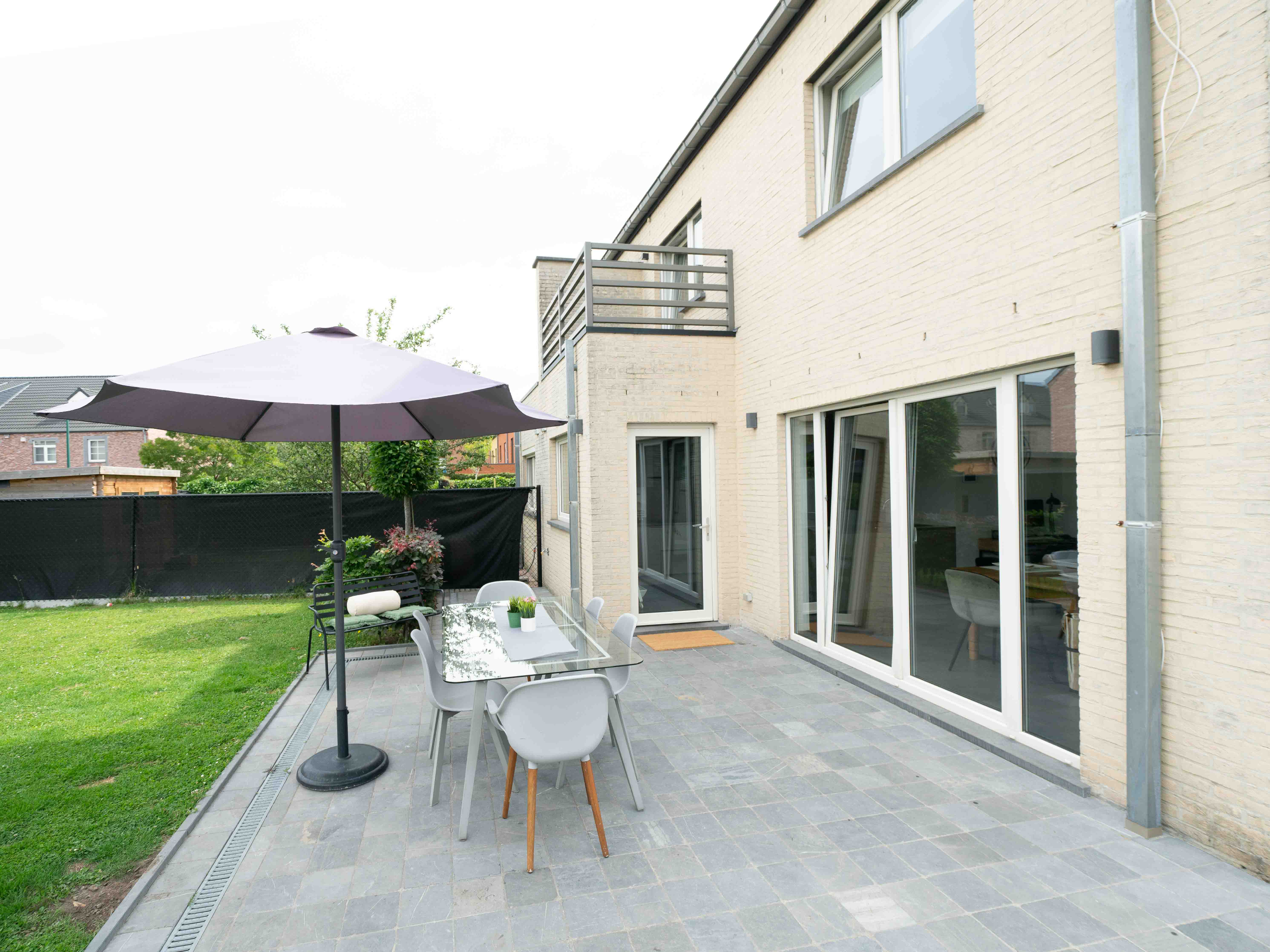 Recente woning met 7 kamers, 2 badkamers, garage en tuin 