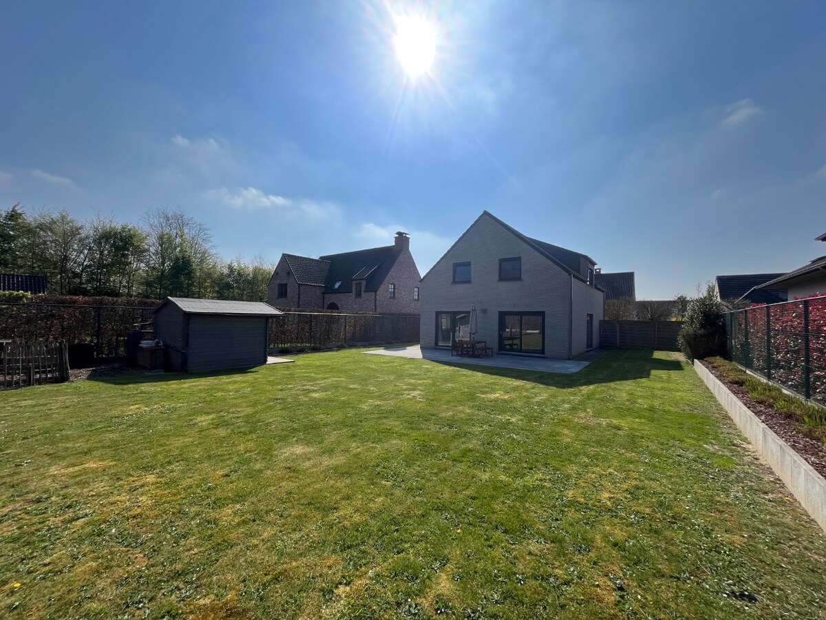Ruime villa in residentiële wijk te Dikkelvenne 