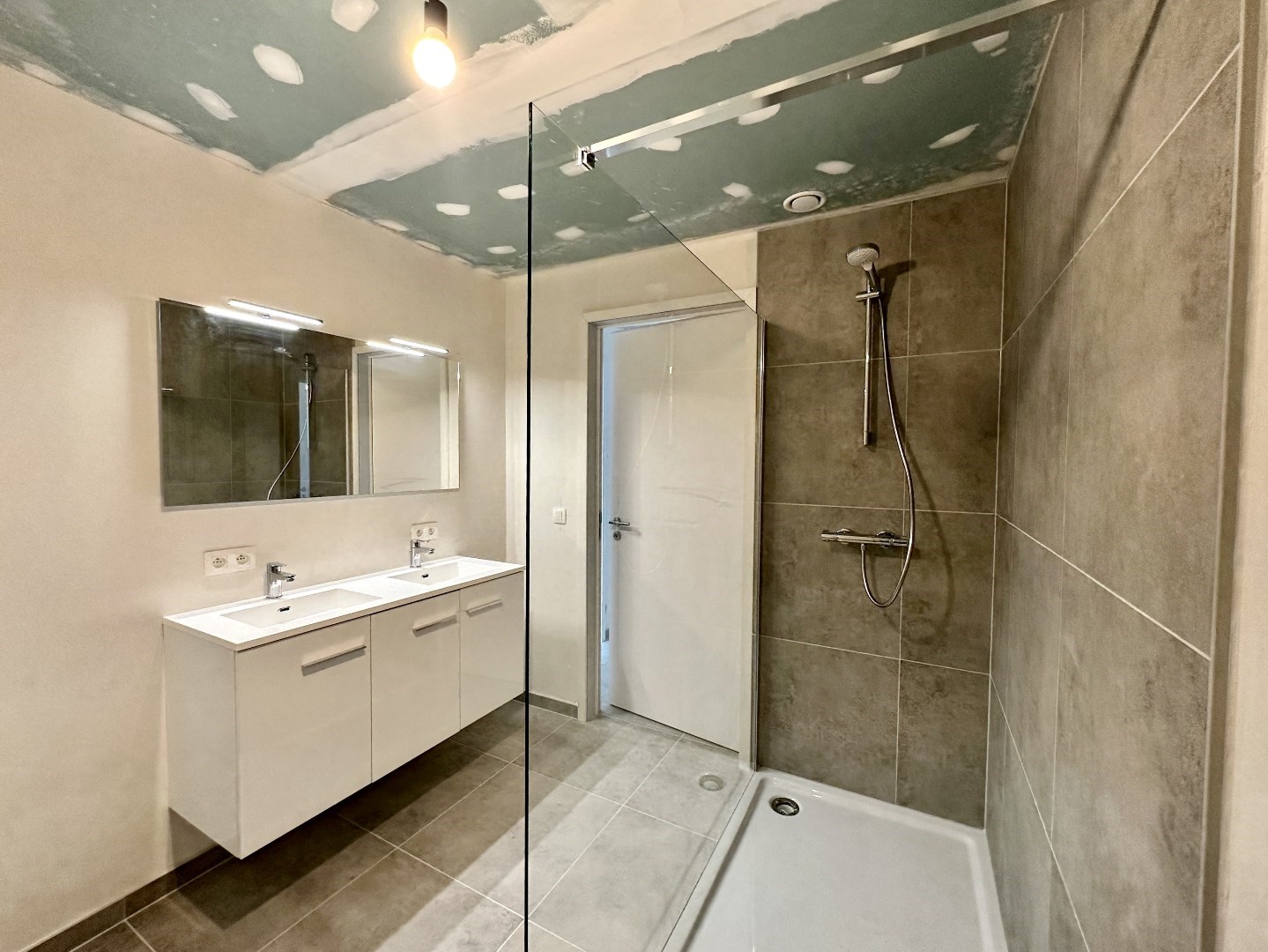 Prachtig lichtrijk en ruim (116 m²) nieuwbouw 2-slpk appartement met (zonne)terras(en), Kortemark 