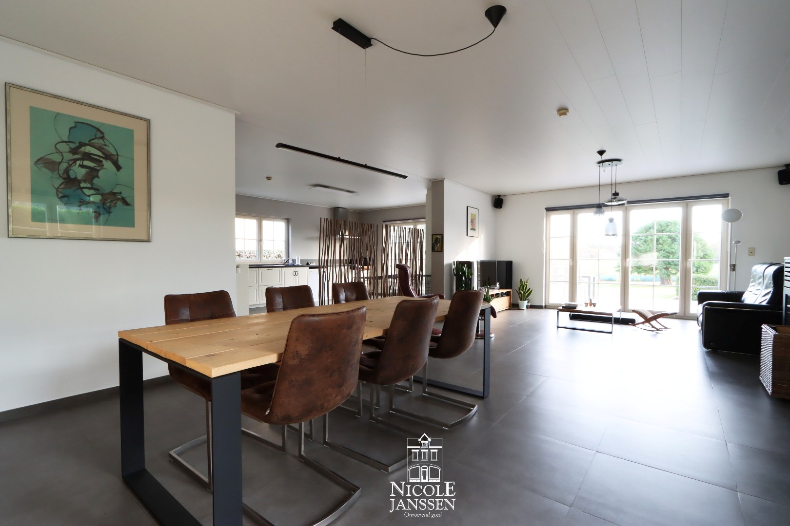 Leefruimte met open keuken