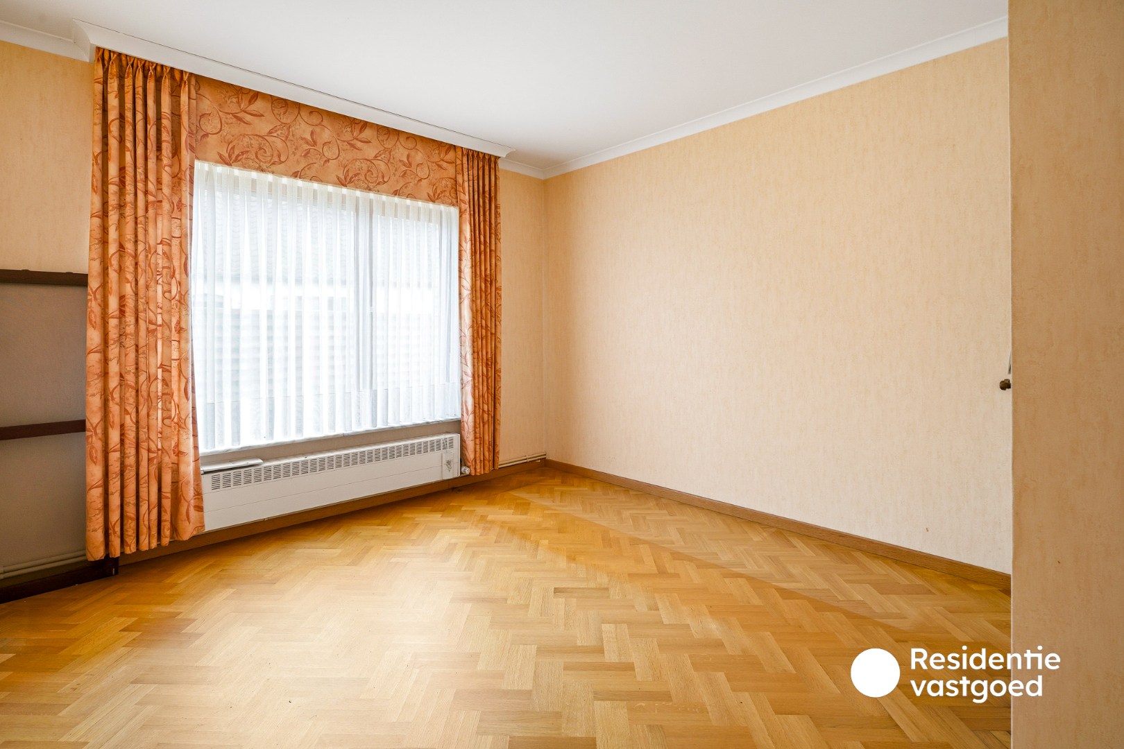 Statige gelijkvloerse villa op een terrein van 2342 m² te Oostduinkerke (Koksijde). 