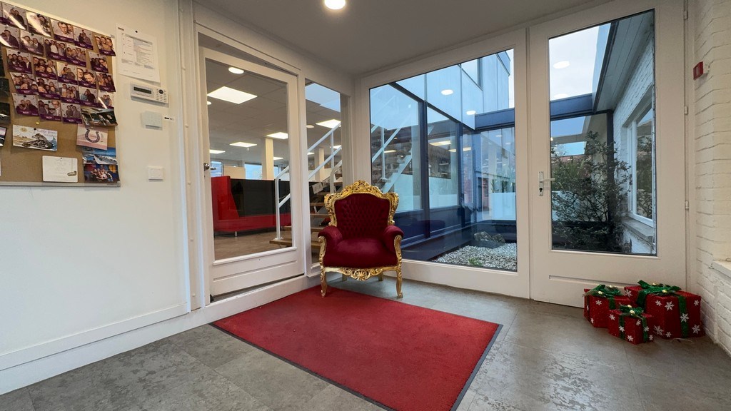 Ingedeelde kantoorruimte te huur vlakbij R4 en E40 in Drongen