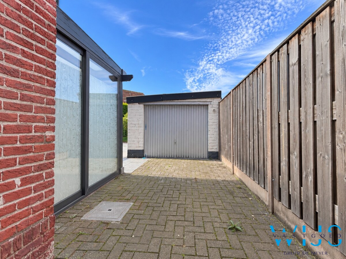 Gerenoveerde woning met diepe tuin en garage in Zelzate 