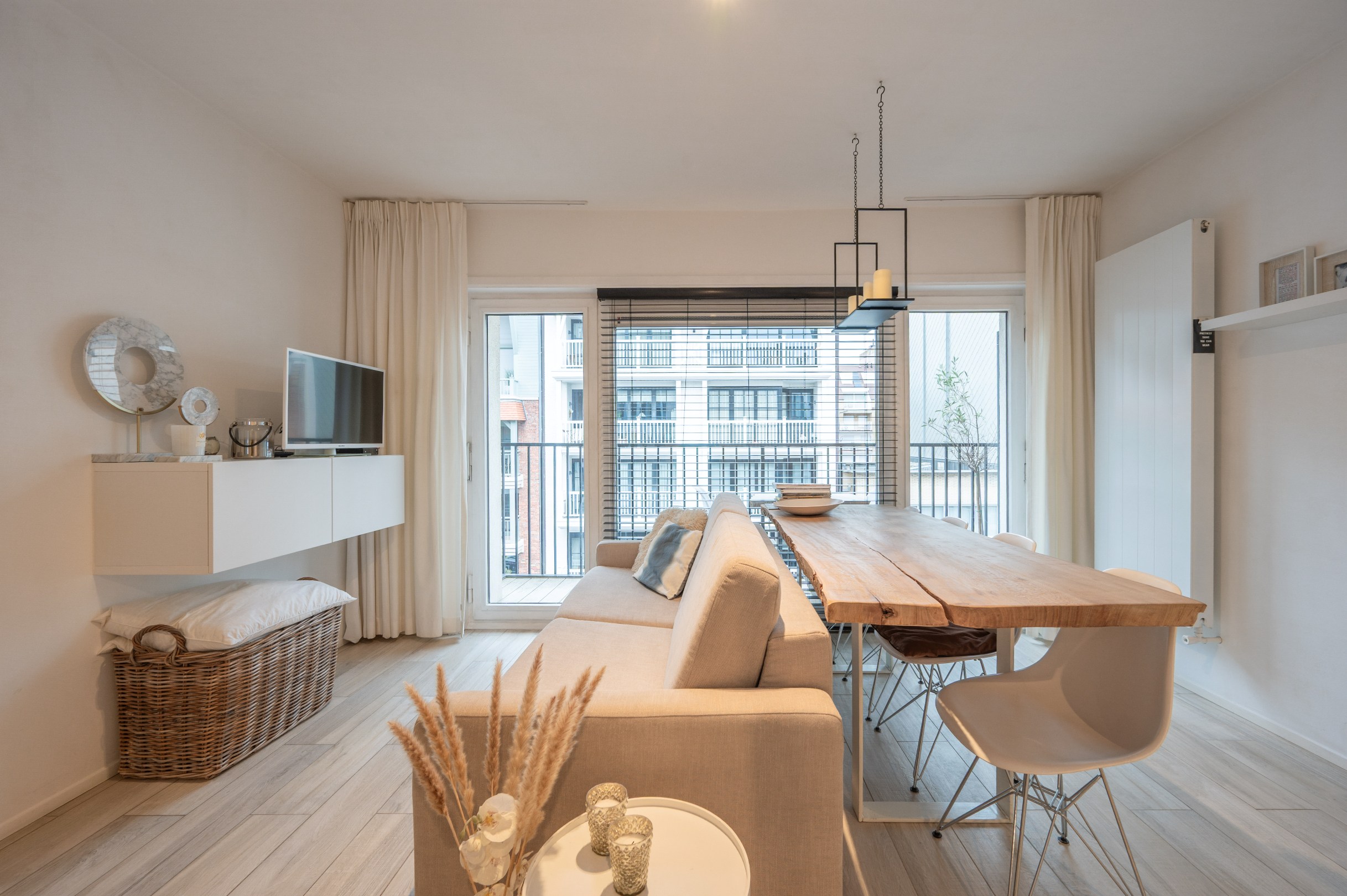Belle studio prête à emménager avec terrasse à vendre dans le centre de Knokke, à distance de marche de la mer. 