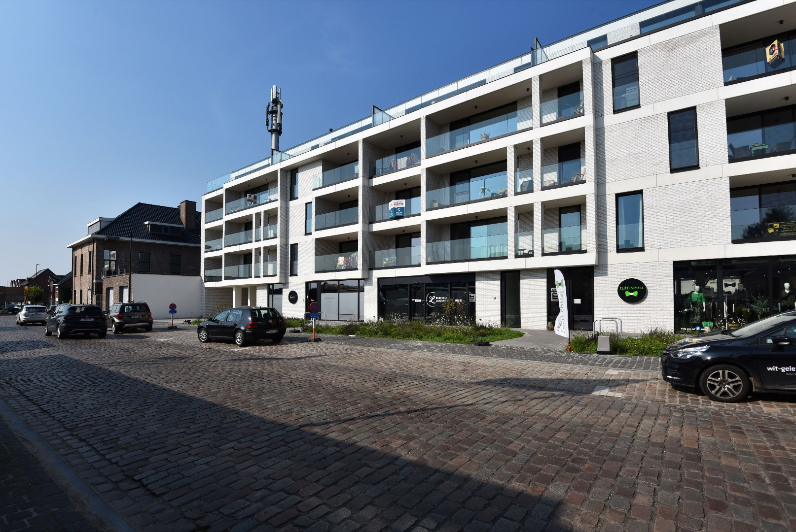 Nieuwbouwappartement met 2 slpks, autostaanplaats en terras te Maldegem centrum 