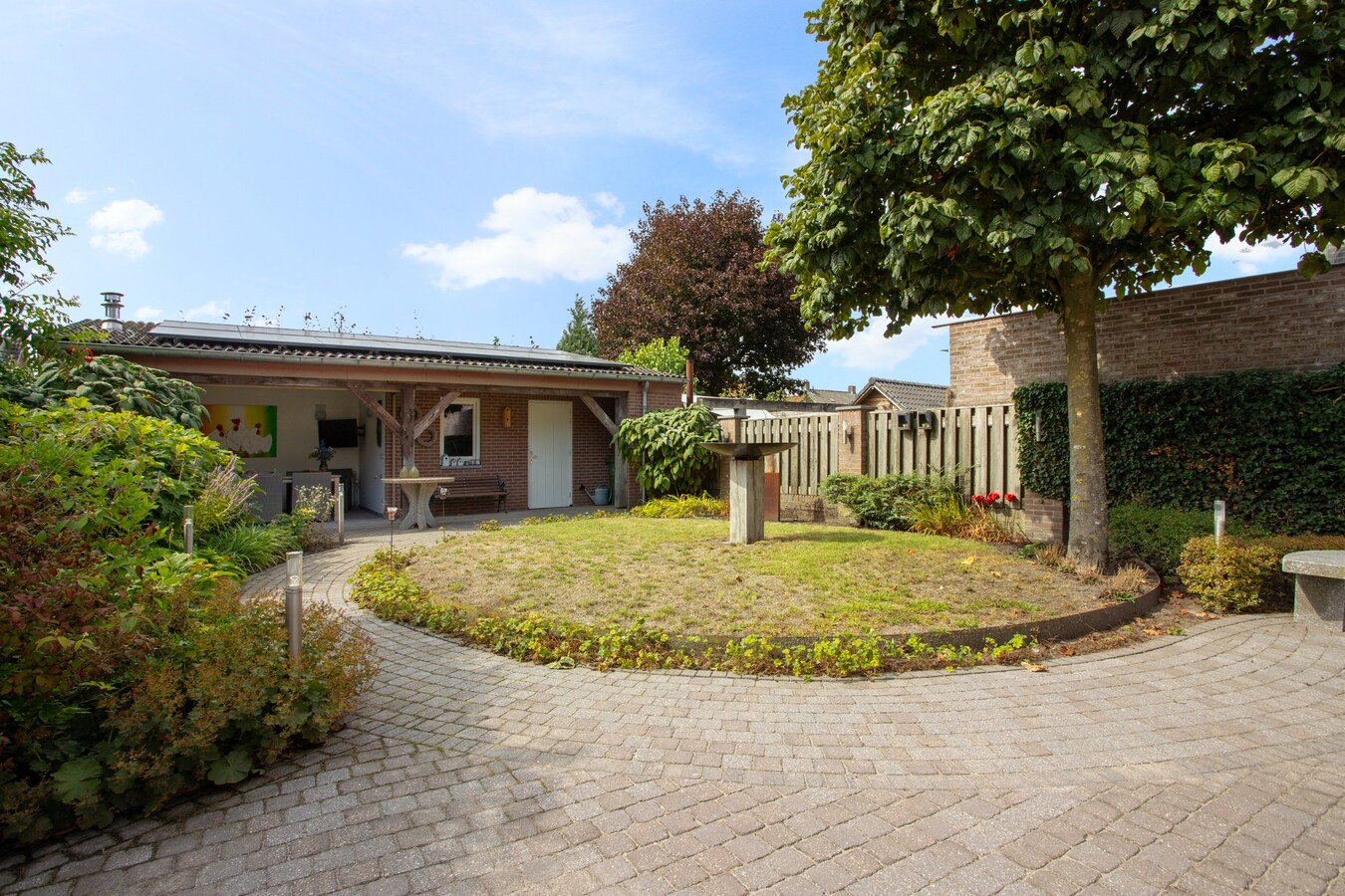 Degelijk gebouwde en perfect onderhouden vrijstaand-geschakelde gezinswoning aan ‘De Lovensbroek’. 