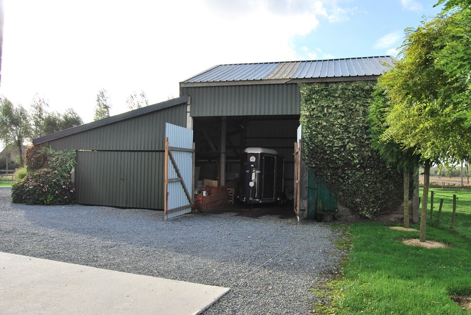 Idyllische woning met stalgebouwen op ca. 5000m² te Sint-Laureins 
