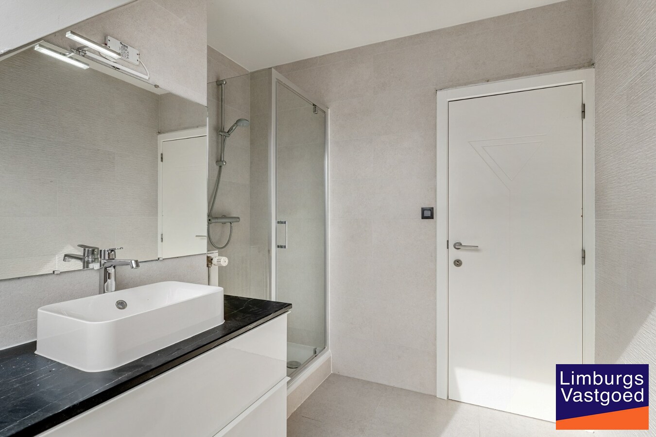 Recent gerenoveerd Duplex appartement met 3 slaapkamers en garagebox in het centrum van Hasselt. 