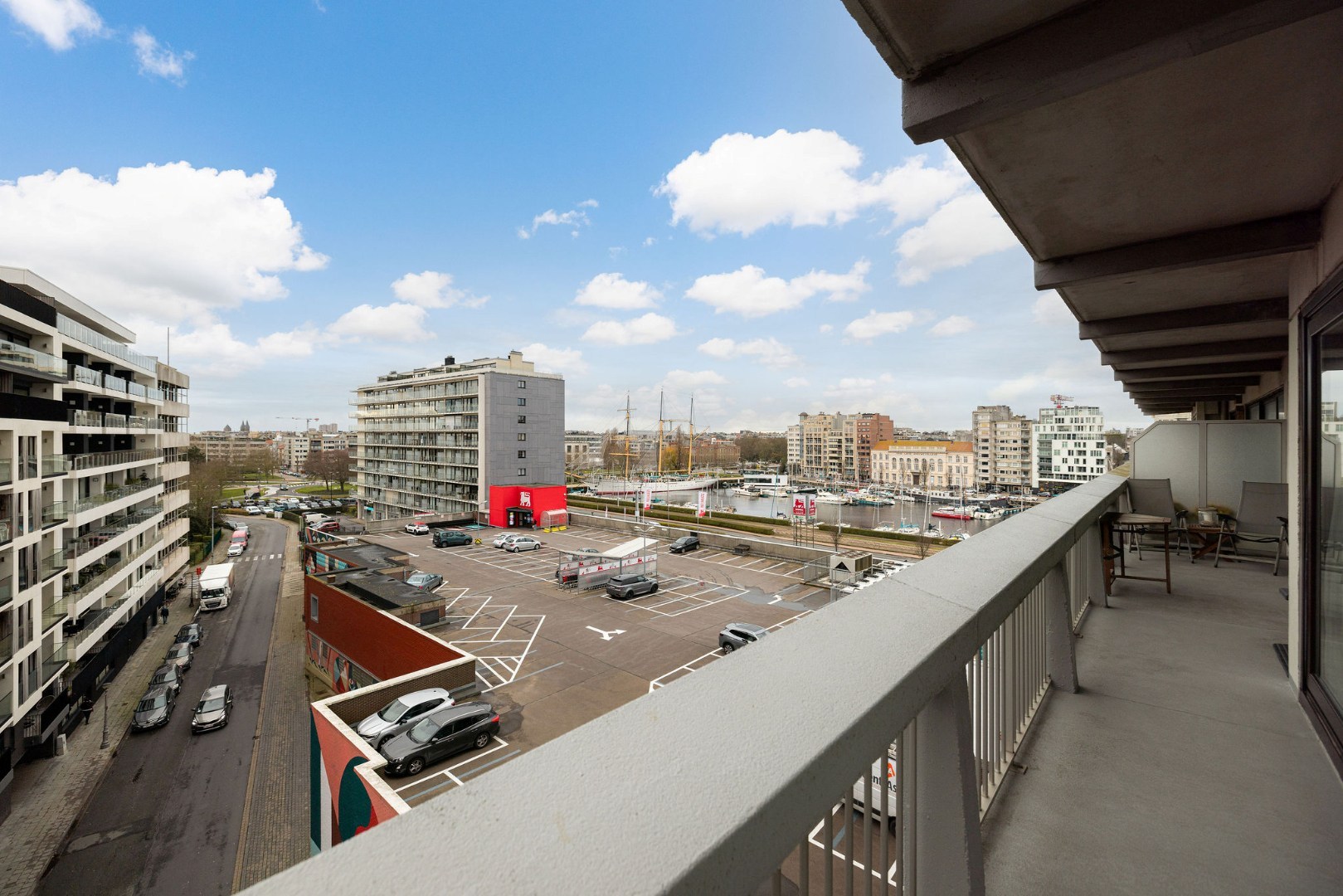 Ruim, lichtrijk hoekappartement met uniek havenzicht 