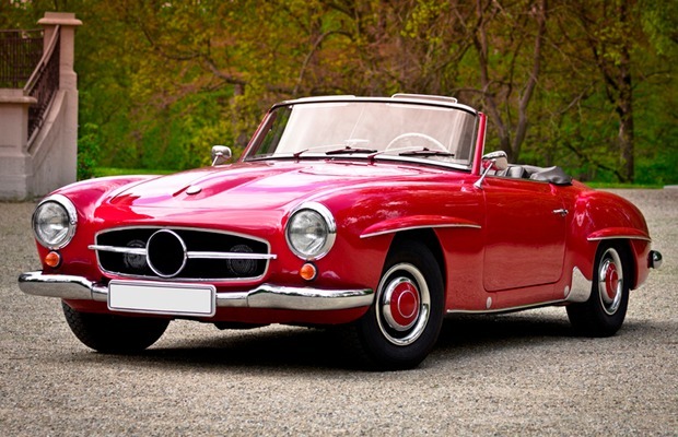 Ruim opgezette overdekte en afgesloten parkeerplaatsen in het centrum van Bladel. 