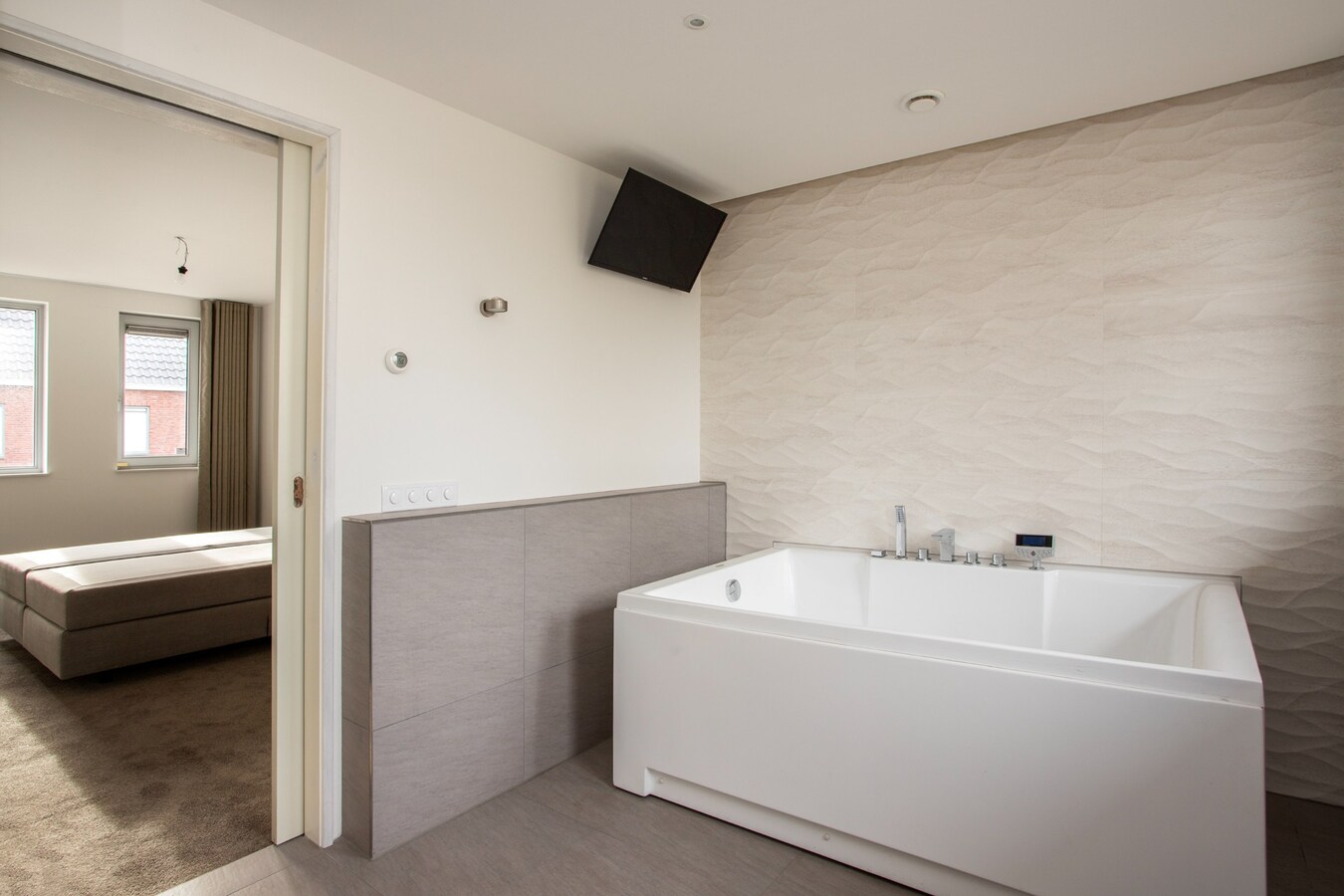 Moderne hoekwoning uit 2016 gelegen in een jonge en kindvriendelijke woonwijk in Lage Mierde. 