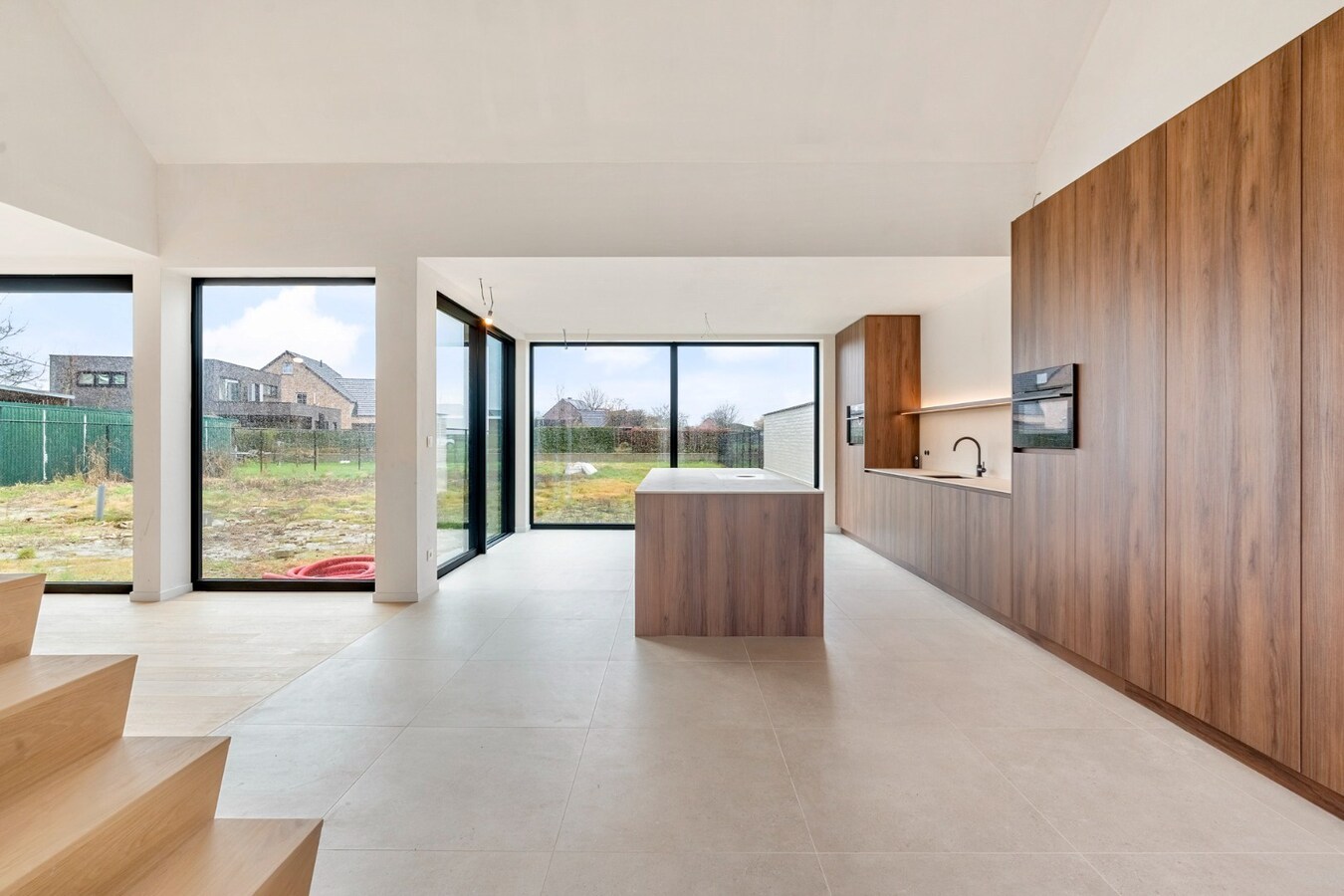 Exclusieve, volledig afgewerkte halfvrijstaande woning na transformatie van bestaande hoeve naar 2 BEN-woningen! 