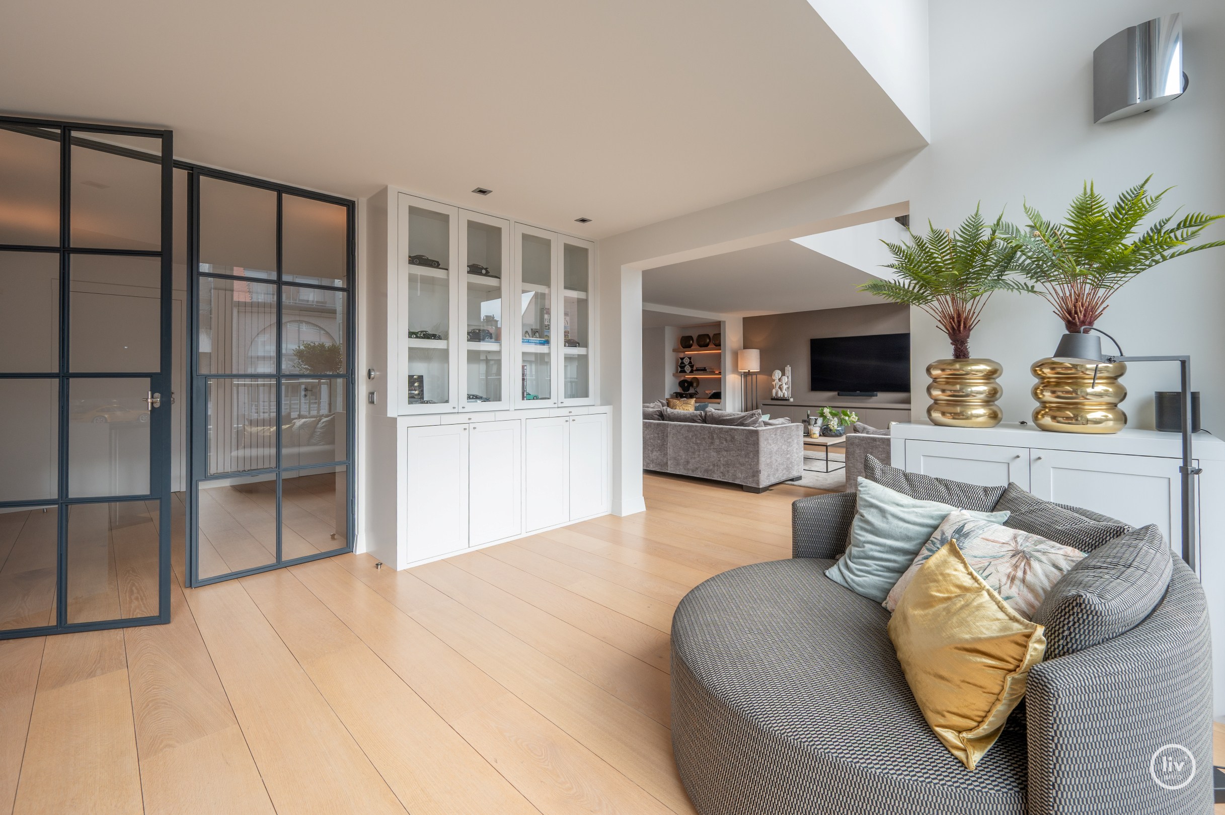 Récente mezzanine de 292 m2 située au centre avec de grandes terrasses, située dans la Vanbunnenlaan à Knokke. 