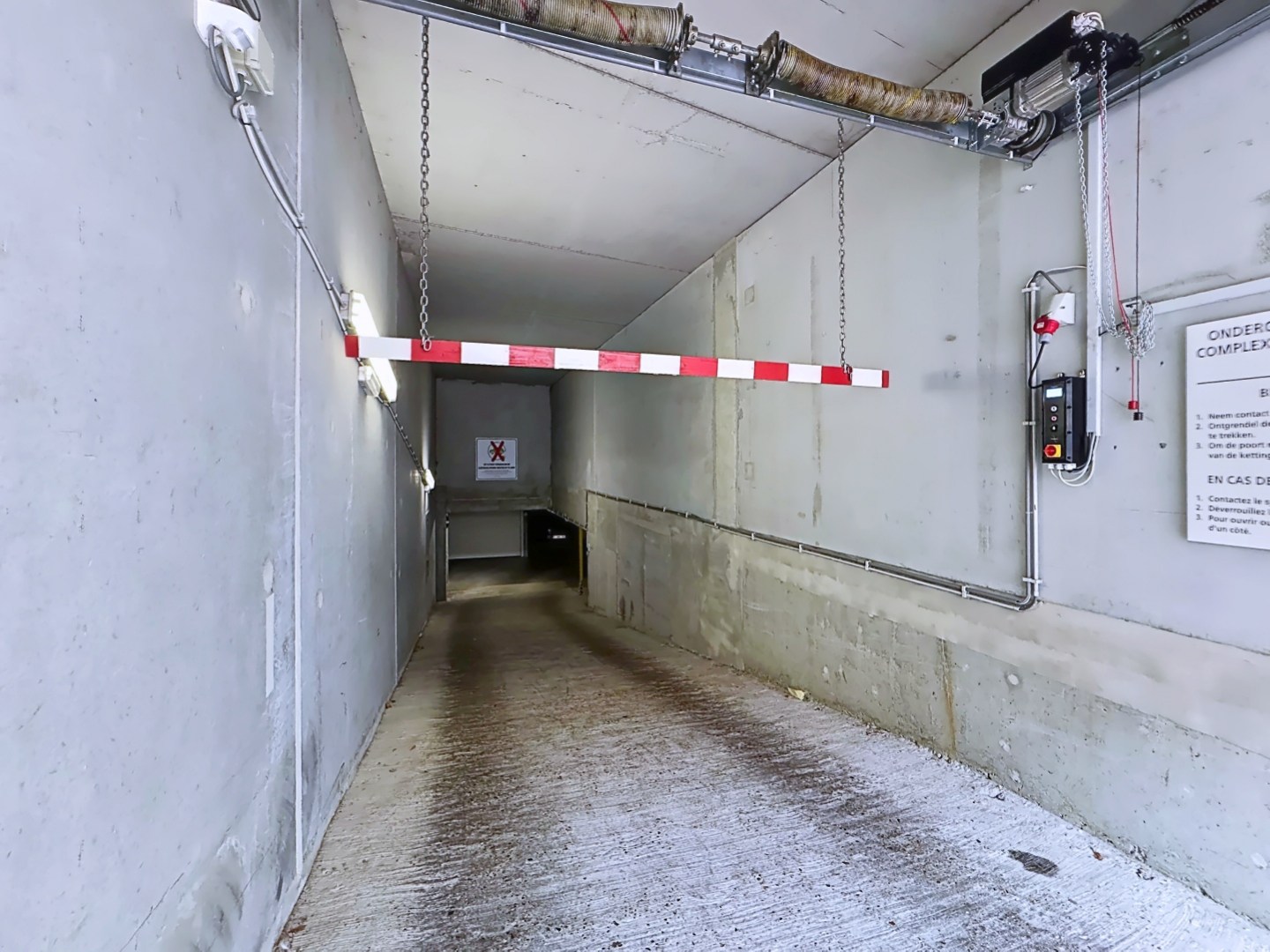 Centraal gelegen en makkelijk in te rijden dubbele autostandplaats 