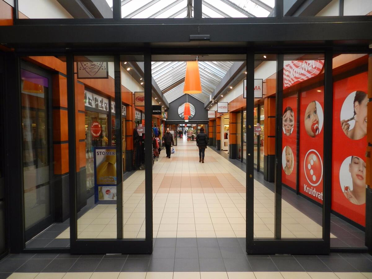 Karakteristiek, ruim woon-winkelpand in het centrum van Kaatsheuvel. In de Hoofdstraat gelegen, zeer goed bereikbaar met veel passanten! 