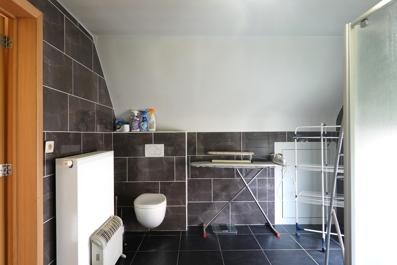 Ruime gerenoveerde alleenstaande woning met tuin, garage en 3 slaapkamers in Zerkegem 