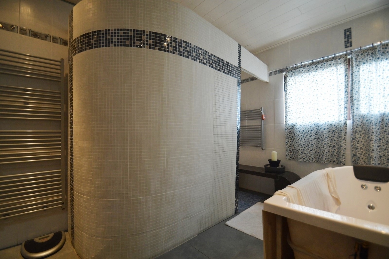 Verder te te renoveren gezinswoning met grote tuin - Lissewege 