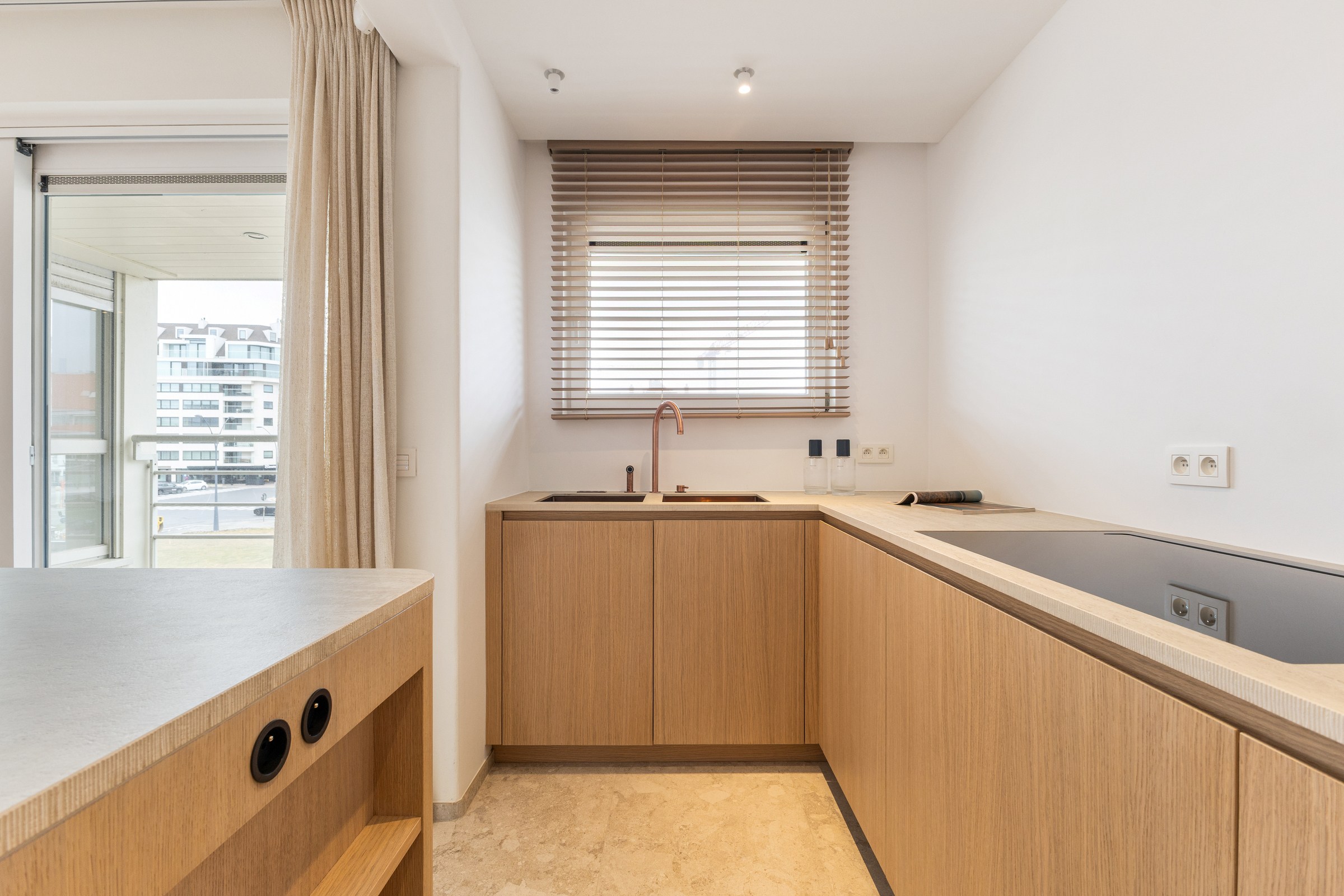 Appartement de 3 chambres entièrement rénové, idéalement situé près de la digue et du casino à Knokke. 