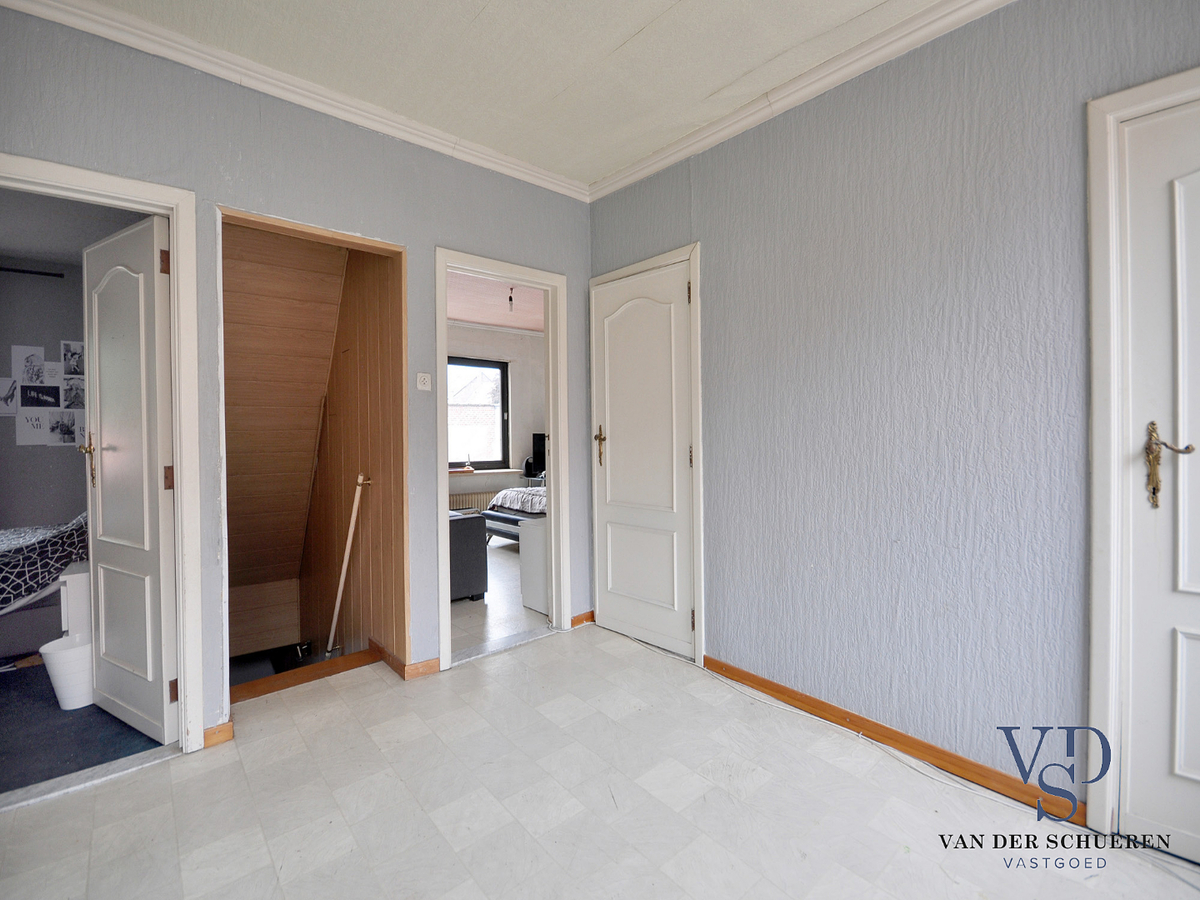 Op te frissen gezinswoning in hartje Gavere ! 