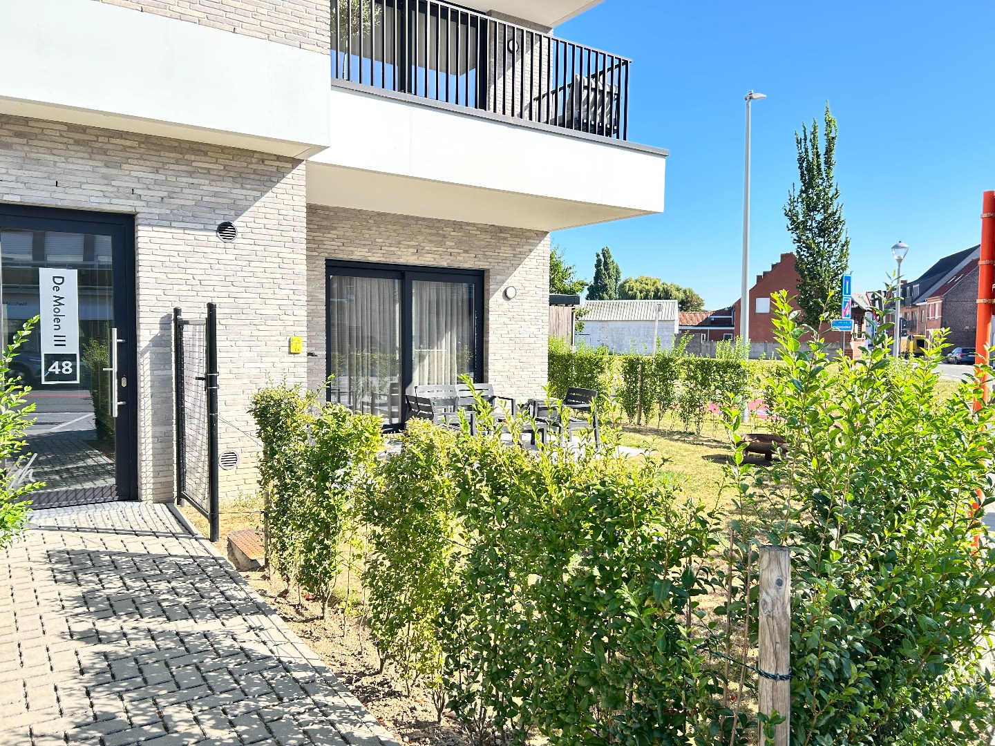 Gelijkvloers appartement met terras, tuintje en autostaanplaats 