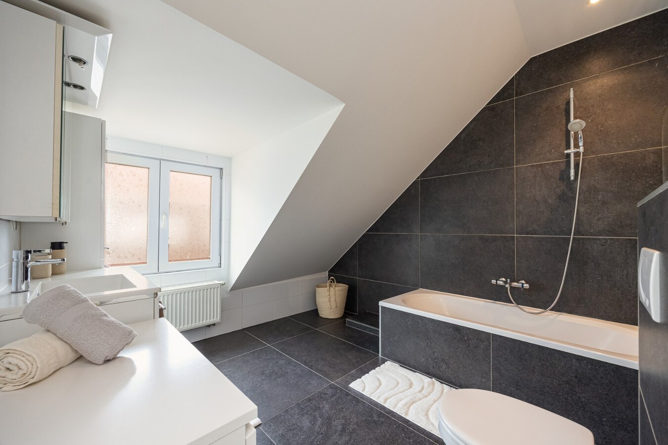 Instapklare woning met 3 slpk en stadstuin te Stabroek! 